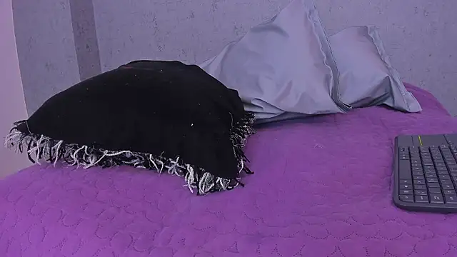 lil miia online show from March 7, 8:05 pm