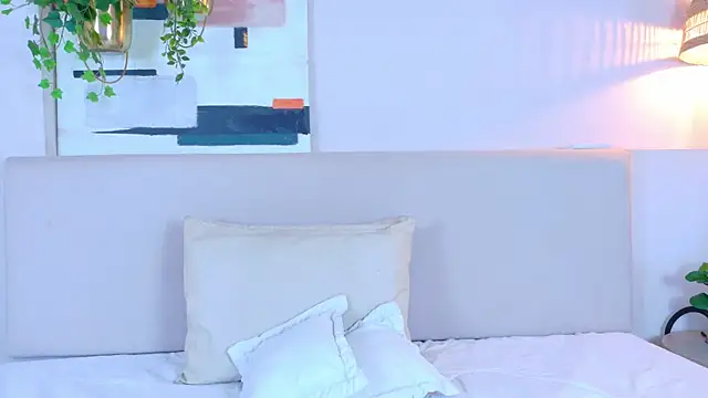 VioletBloomm online show from March 17, 11:36 am