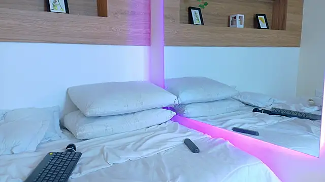 VioletBloomm online show from March 28, 2:38 pm