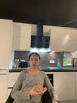 Just-Lilly online show from April 10, 1:50 pm