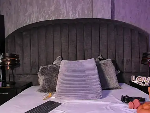 RED VIOLETH online show from February 8, 5:33 am