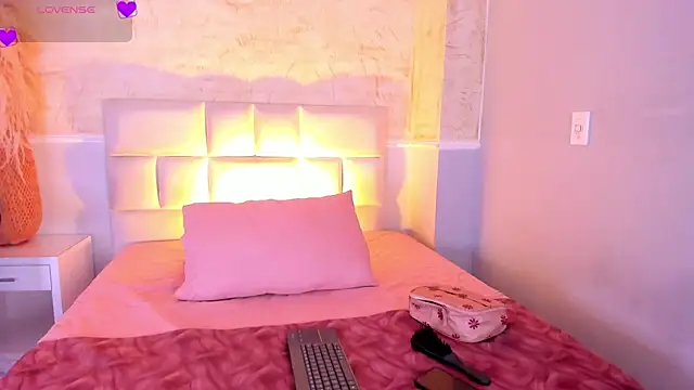 valeriekhaleesi online show from March 31, 8:31 pm