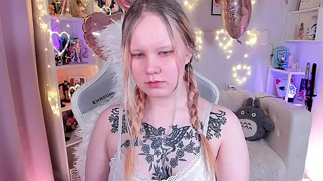 AnnieVibe online show from February 5, 6:11 pm