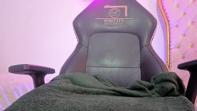 MAHYRA TAY online show from March 18, 8:47 pm