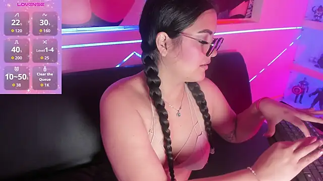 JoycePierce online show from March 3, 1:06 pm