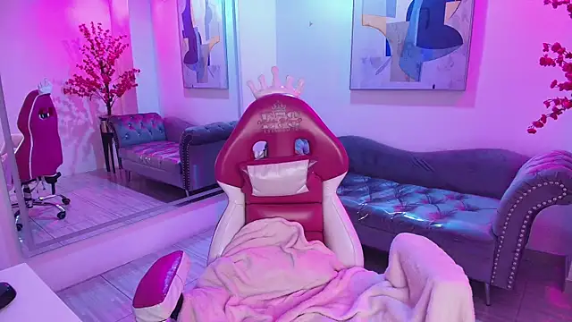 Chloe dolly online show from April 19, 6:10 pm