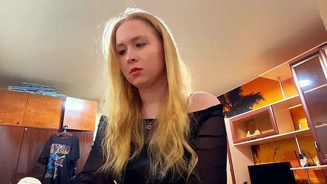 RoseBakeer online show from February 15, 9:25 pm