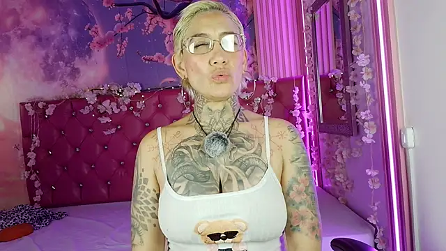 Everlyn sexx online show from April 18, 8:09 pm