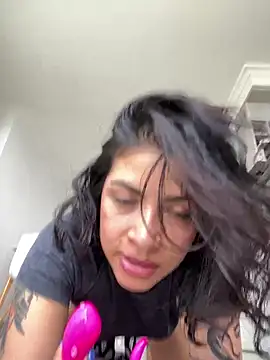 sara-jules online show from April 15, 3:12 pm