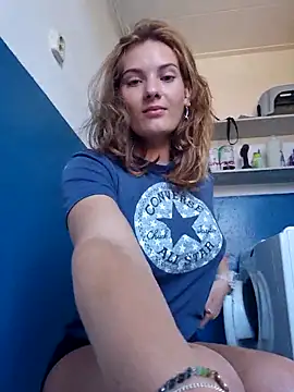 sweetsophie69 online show from April 22, 1:08 pm