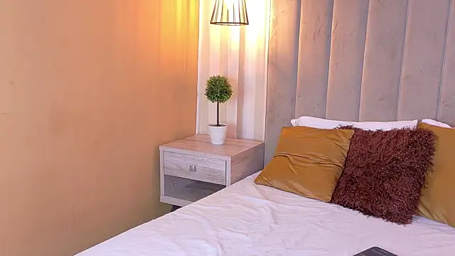 Hana Stone online show from April 1, 2:03 pm