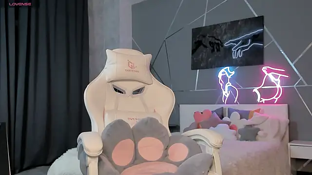 naomi reiss online show from April 3, 1:36 am