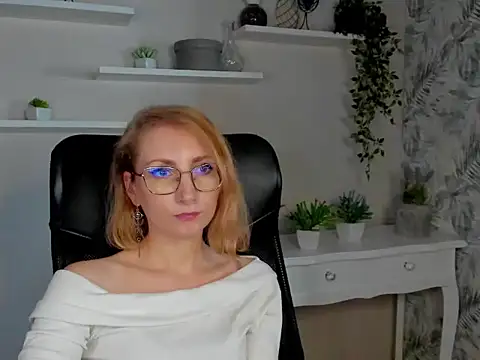 CinderellaMoon online show from February 19, 6:46 am