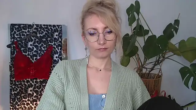 CinderellaMoon online show from April 10, 6:30 am