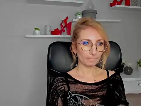 CinderellaMoon online show from March 9, 6:27 am