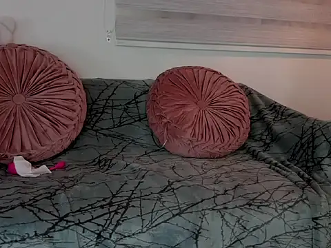 yourlollypetite online show from February 25, 4:33 am