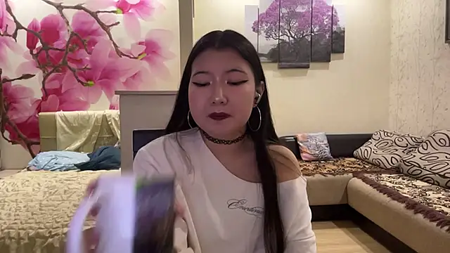 MaeRaads online show from March 10, 7:18 pm