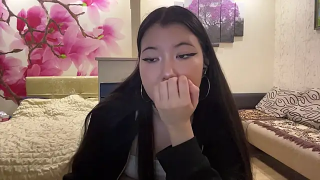 MaeRaads online show from April 15, 8:20 pm