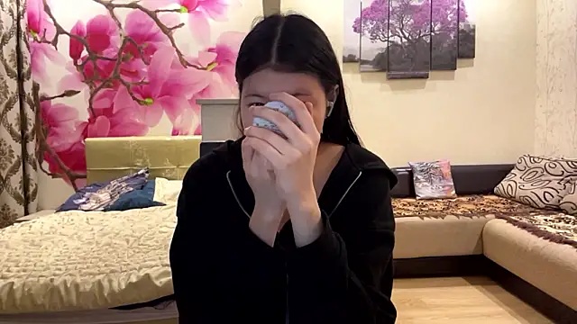 MaeRaads online show from March 16, 6:34 pm