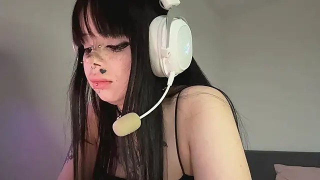 Luna Sohotti online show from April 18, 3:36 pm