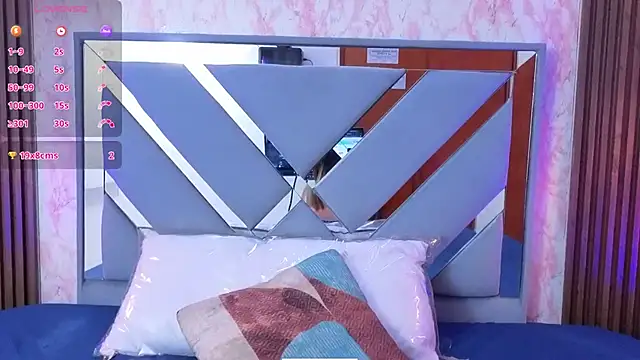 LittleeSara18 online show from April 15, 11:11 am