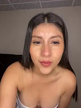 latinasoftie online show from July 18, 3:54 am