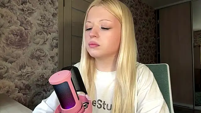 JeneeBIanks online show from April 24, 11:35 am