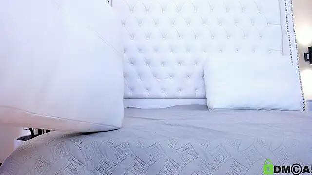 Mackenzie17 online show from March 6, 4:07 am