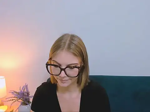 StormiSmooth online show from March 26, 2:30 pm