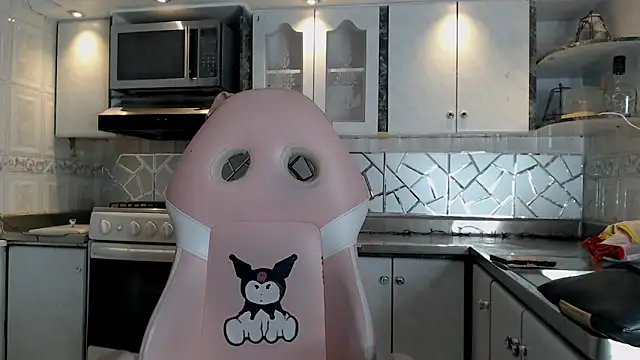 CrisOzzz online show from March 4, 9:21 pm