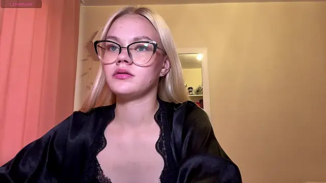 MiaCashe online show from August 4, 3:07 pm