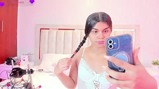 AlaiaMoretti  online show from April 14, 12:00 am