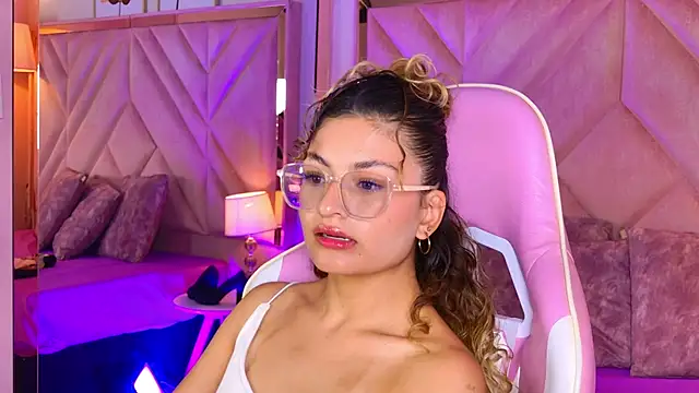 emilyjonesss  online show from April 9, 8:25 pm