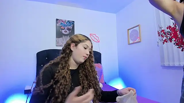 valeria and zoe online show from March 17, 2:43 pm