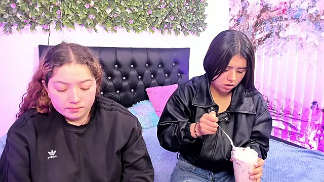 valeria and zoe online show from June 2, 2:18 pm