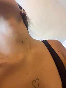 VioletaHills  online show from April 4, 12:15 pm