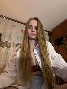 LunaVey online show from August 5, 6:14 pm