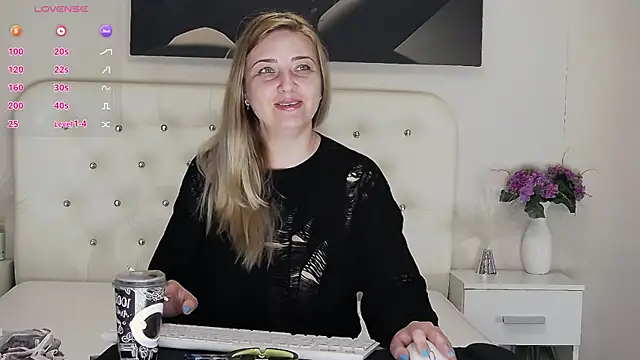 MellanieBliss online show from April 23, 4:42 am