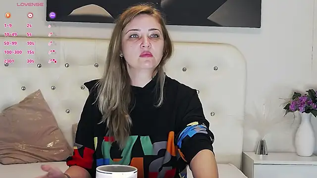 MellanieBliss online show from April 3, 4:32 am