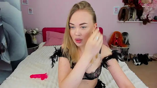 HannahWillow online show from April 13, 6:25 am