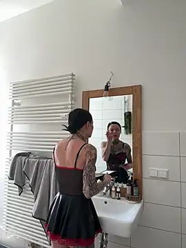 SkinnyLilly online show from June 6, 10:43 am