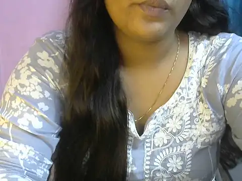 QUEEN-OF-QUEEN online show from July 7, 8:00 pm