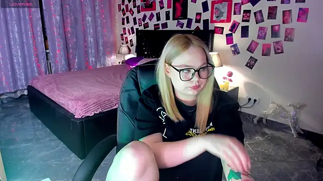 AmeliaMerris online show from April 2, 8:50 pm