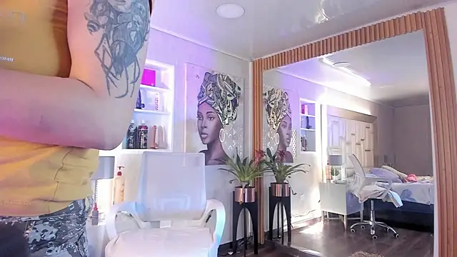 ZoeTaylorl online show from April 25, 11:35 am