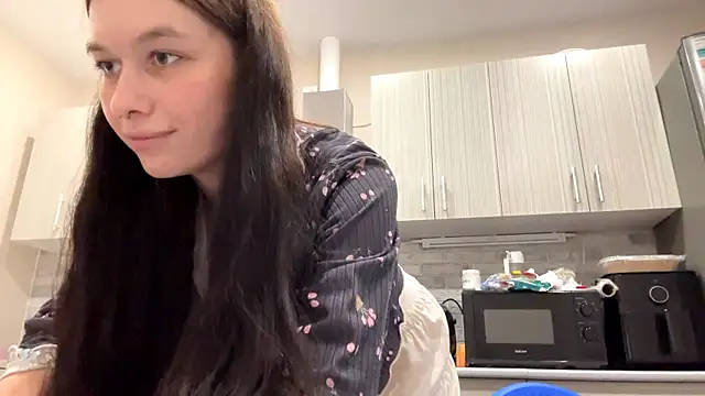 LaraDraggoo online show from April 3, 8:18 pm