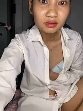 -Lilyn- online show from April 4, 6:18 pm