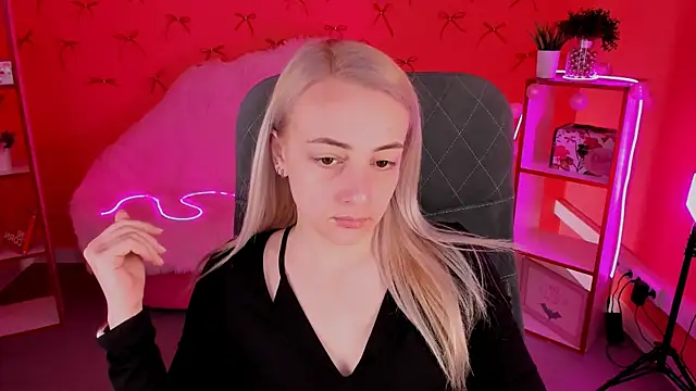 CarolMoor online show from April 21, 9:16 am