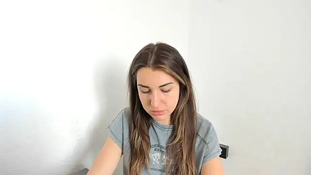 summmmersky1 online show from April 10, 12:33 pm