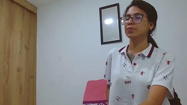 Emily Lopera online show from June 9, 1:38 am