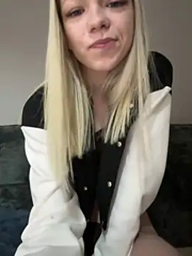 Lil-Luna online show from April 7, 8:11 pm